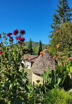 Borie in Plazac: Discover local architecture with your Dordogne travel card