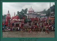 Har Ki Pauri at dusk, adorned with lights and devotees