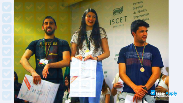 Students collaborate on a project at the Higher Institute of Business Sciences and Tourism, showing teamwork in business tourism education