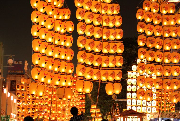 Performers balancing Kanto poles during the Akita Kanto Matsuri, showcasing the festival's energy and tradition.