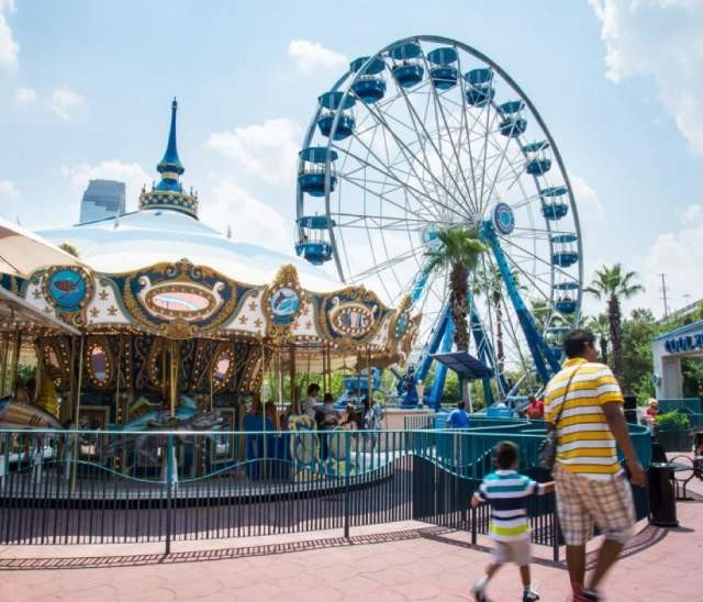 Downtown Aquarium's Ferris wheel and shark tunnel, Alt Text Downtown Aquarium Attractions