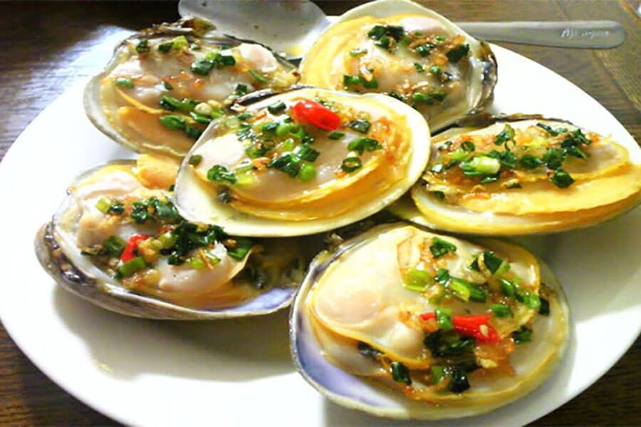 Austriella Corrugate (Ngan), a versatile clam used in porridge, grilling, and stir-fries, known for its delicate flavor