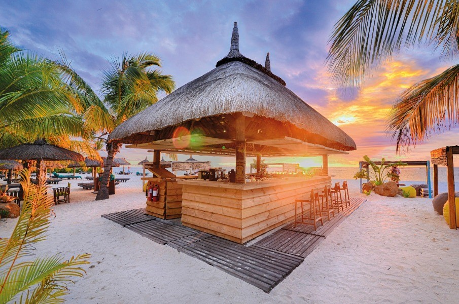 Mauritius Beach Bar Scene | SIXT