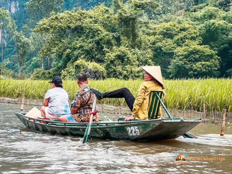 Tam Coc boat women