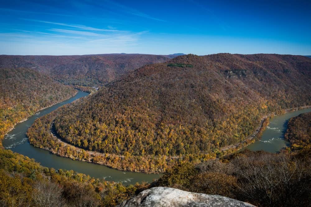 Scenic overlook at Beavers Bend Park, Grandview Rim, Oklahoma, perfect for a family-friendly summer vacation with SIXT.VN's spacious vehicle options