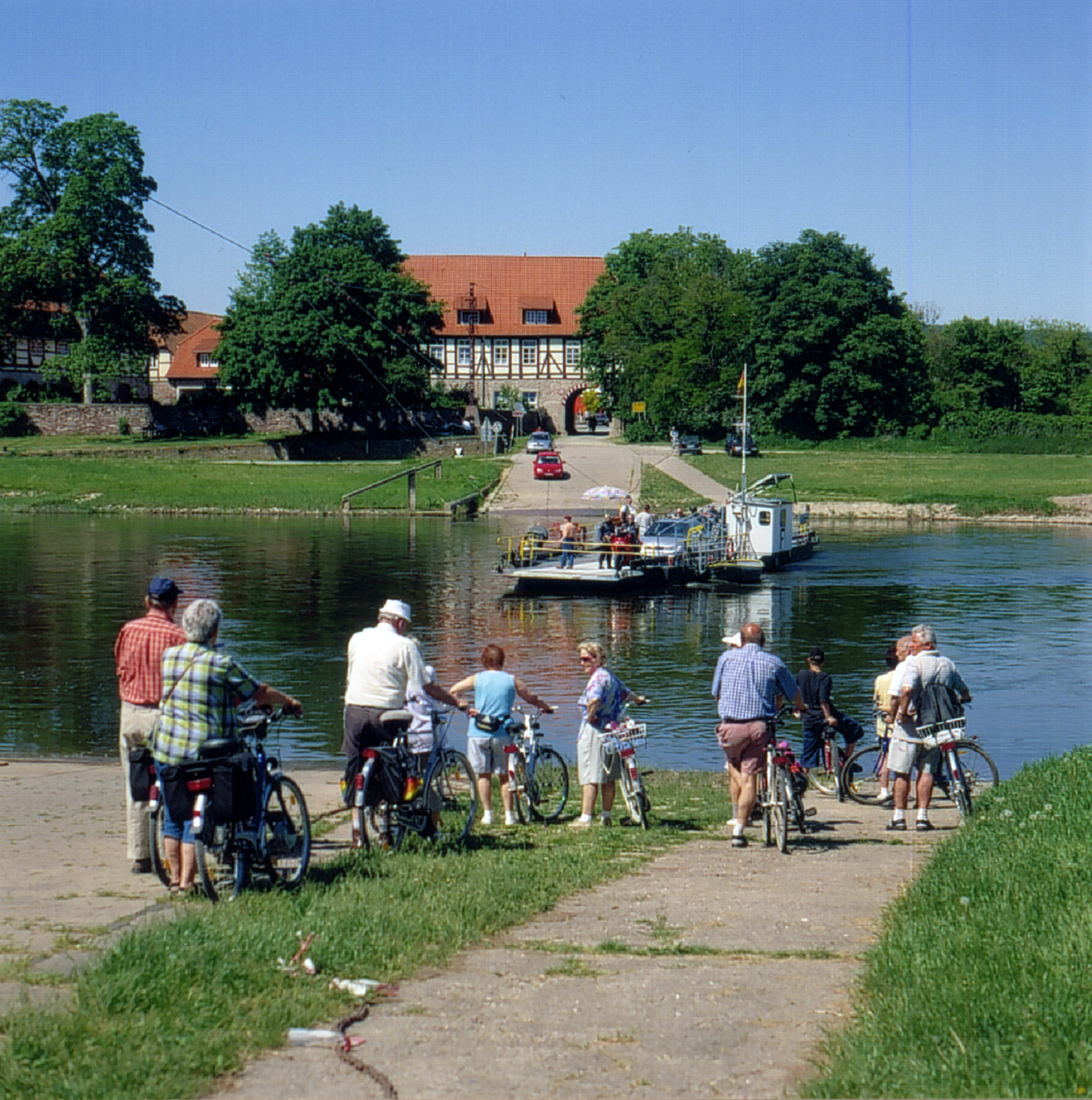 Bicyclists by the river Weser, on easy excursions from Hamelin