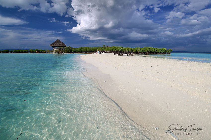 Picturesque Buntod Reef with its sandbar and mangroves