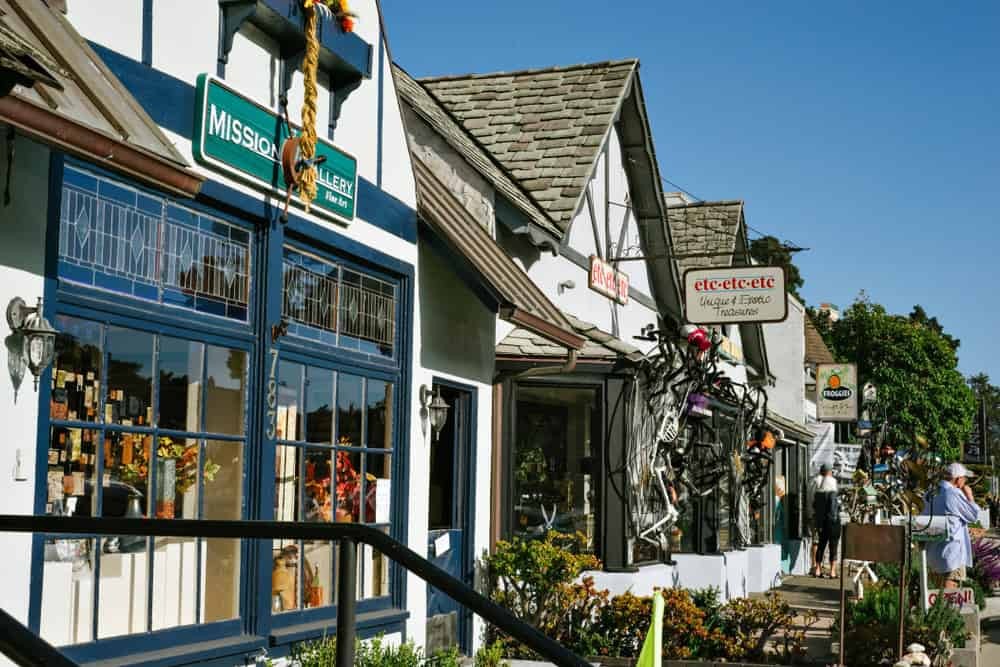 Exploring the unique shops of Cambria, California, a charming coastal town with SIXT.VN's convenient transportation solutions