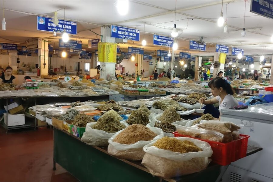 Cai Dam Market in Ha Long City is a seafood paradise offering fresh and affordable options