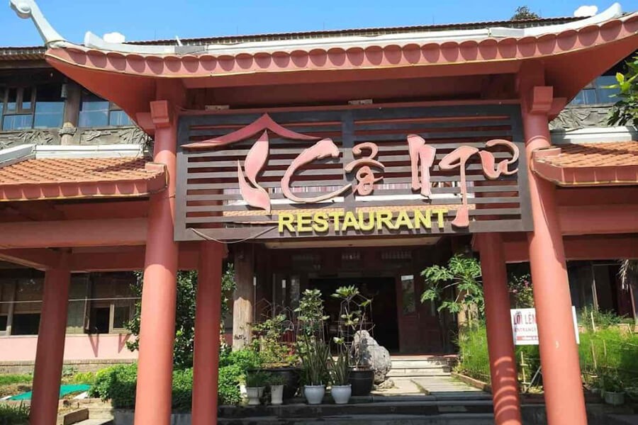 Co Ngu Restaurant in Ha Long Bay offers a luxurious dining experience with premium seafood