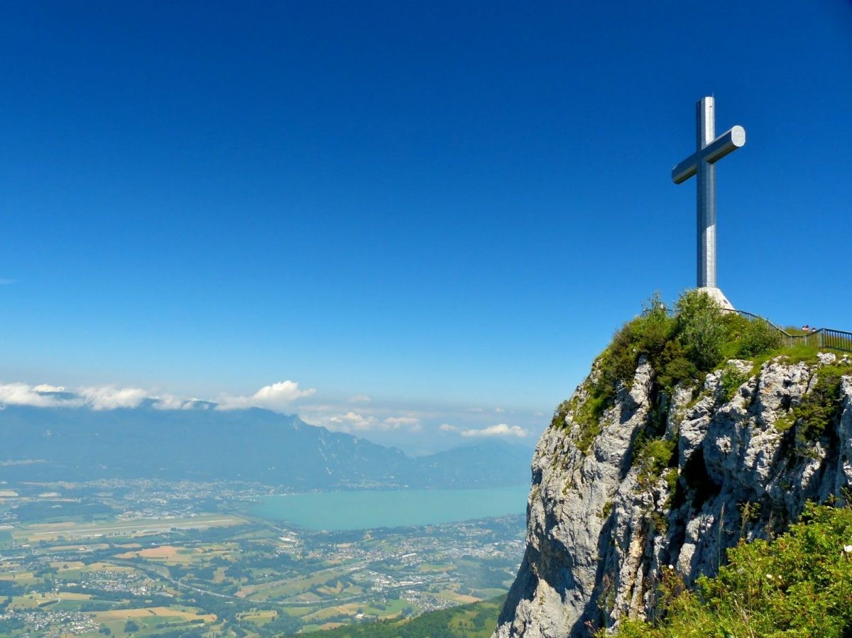 Croix du Nivolet A cross overlooking a stunning view of Chambéry and the surrounding landscape