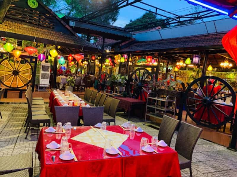 Dat Set Restaurant Interiors