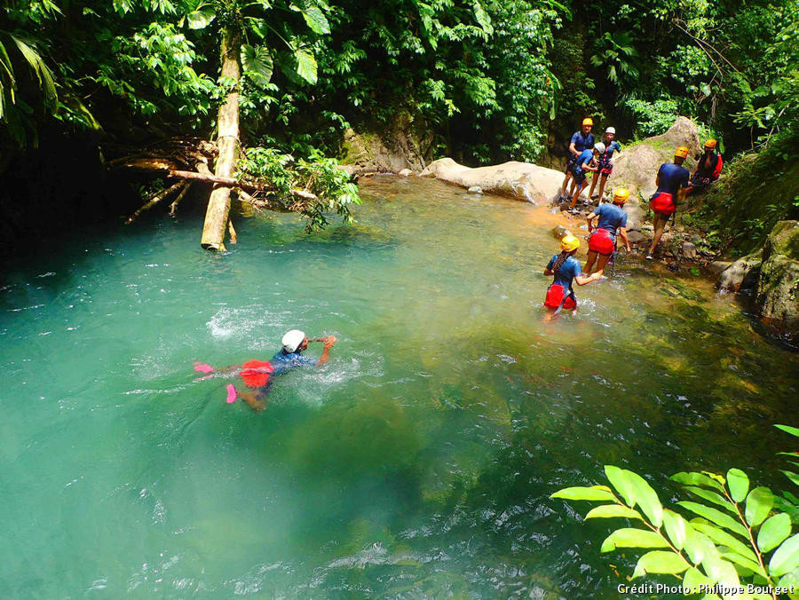 Canyoning sur les rivières de Basse-Terre, en Guadeloupe: People canyoning in Basse-Terre river, Guadeloupe