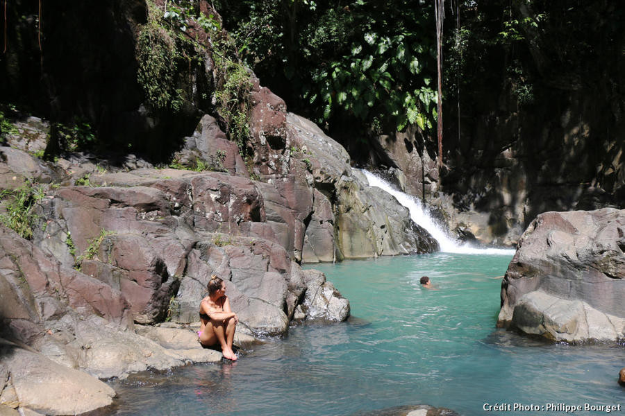 Cascade de Basse-Terre, en Guadeloupe: Basse-Terre waterfall in Guadeloupe surrounded by green forest