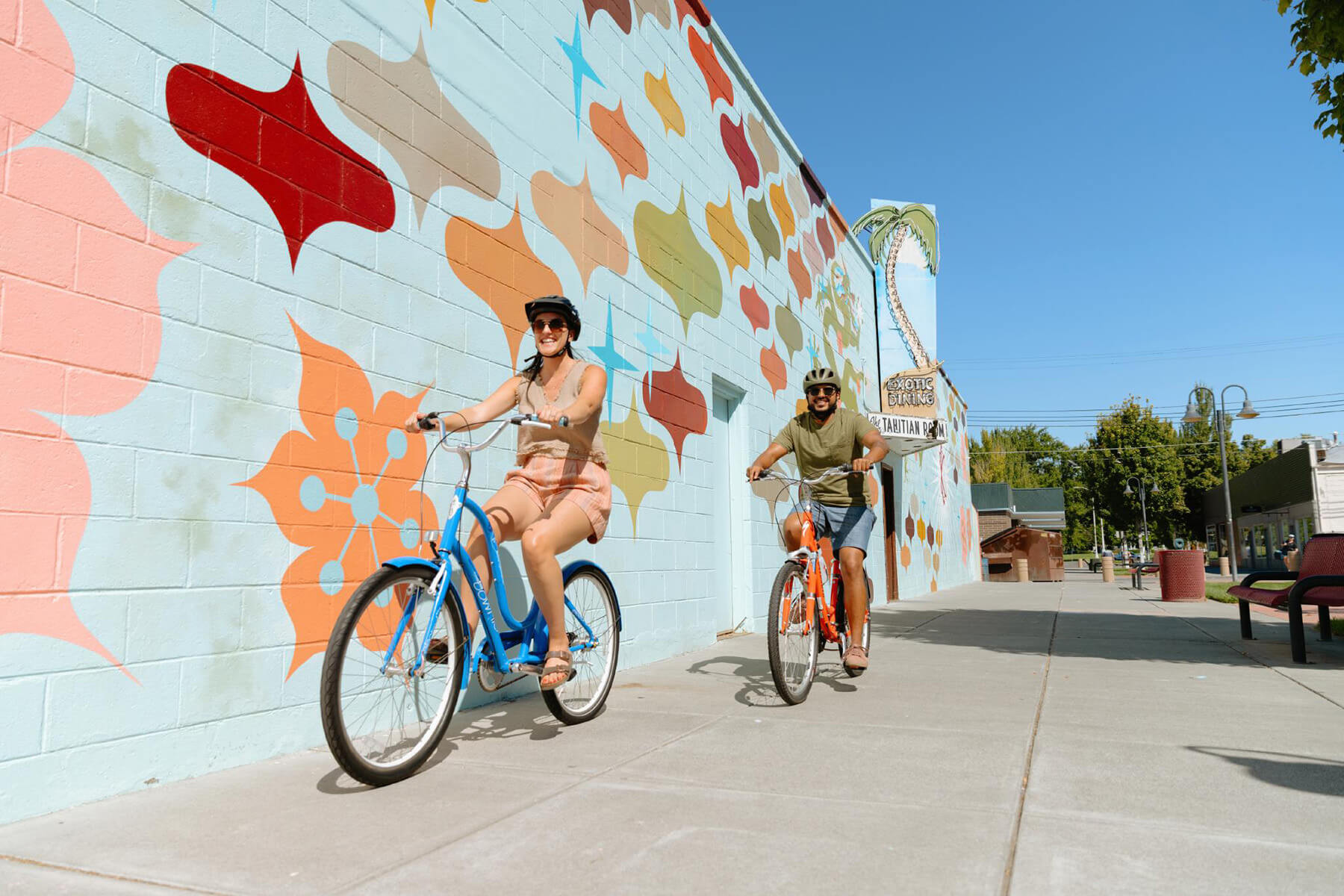 Couple riding bikes in Downtown Richland.