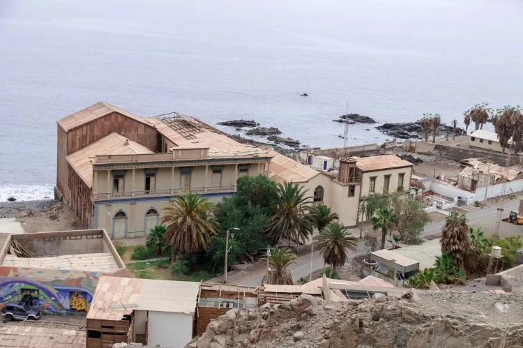 A shot of the Teatro Municipal and Pisagua’s coast