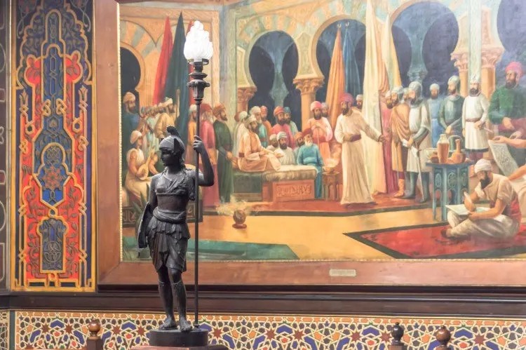One of the statues in Casino Español