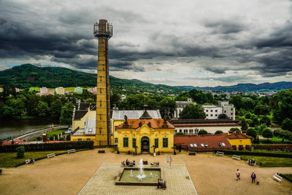Strolling through the gardens in Děčín