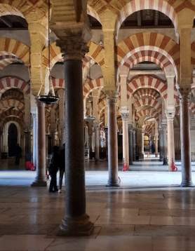Moorish architecture and lush gardens of Alcázar of Seville alt text: A mesmerizing view of Alcazar of Seville showcasing the Moorish architecture and green garden, capturing Andalusia's art and culture