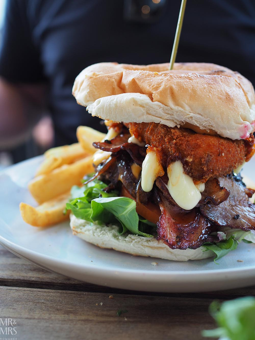 Essential guide to Mudgee NSW - Paragon Hotel burger special