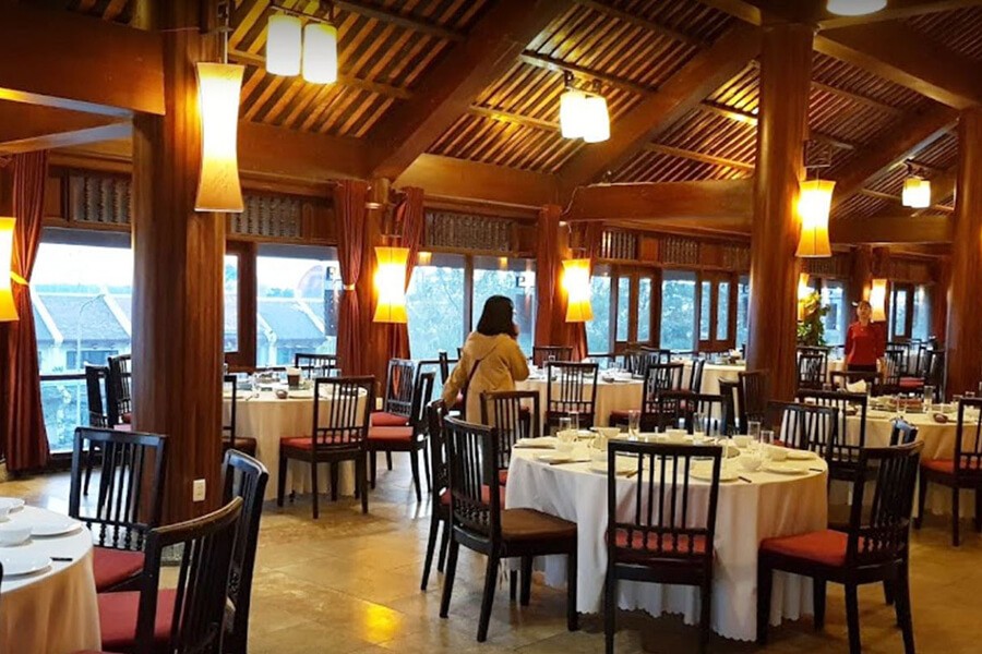 Floating Restaurants in Ha Long Bay offer the freshest seafood caught directly from the water