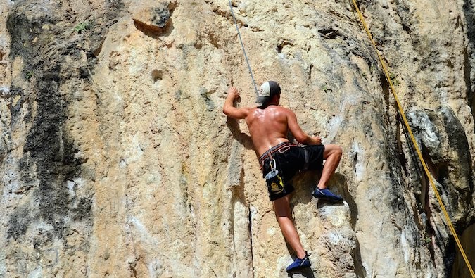 Steve Kamb demonstrating proper squat form while traveling
