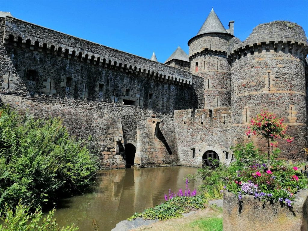 Flowers and water surrounding the Château de Fougères