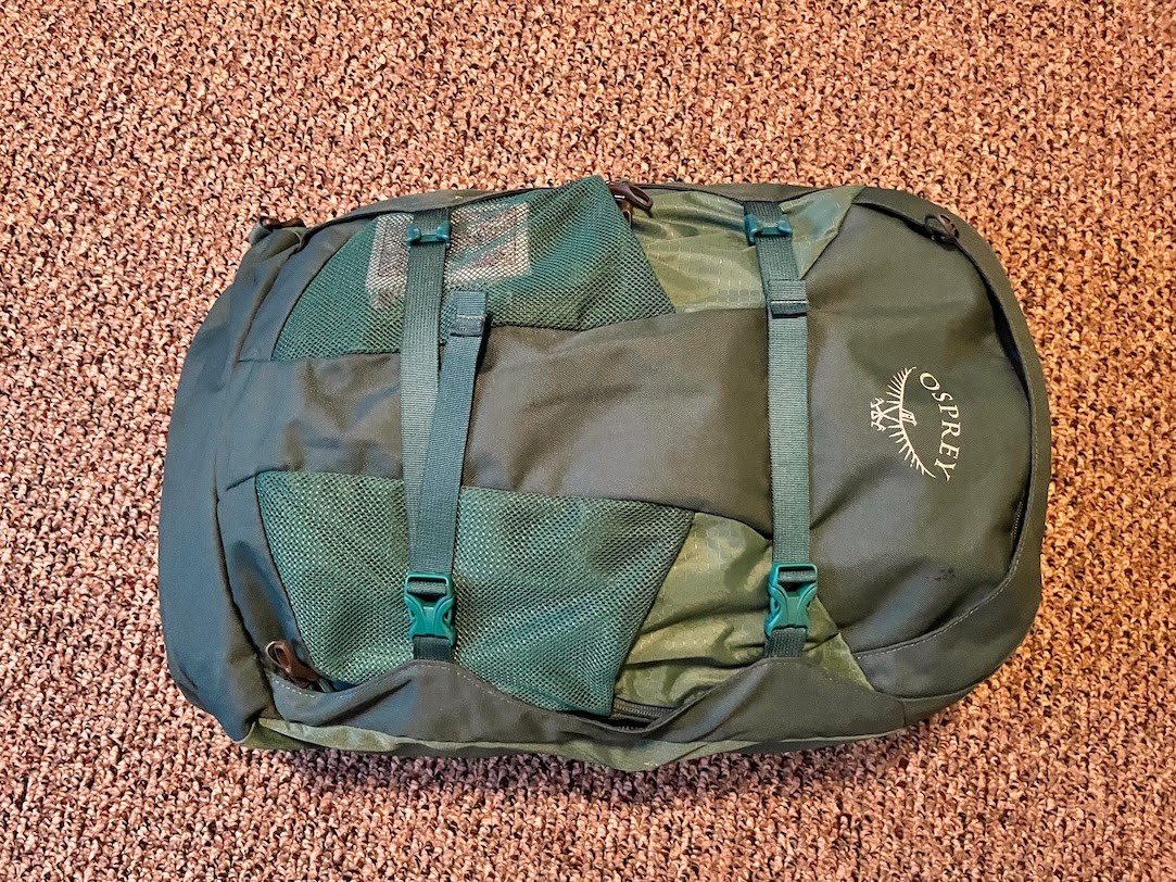 Osprey Farpoint 40L in duffel mode, placed on a carpet.
