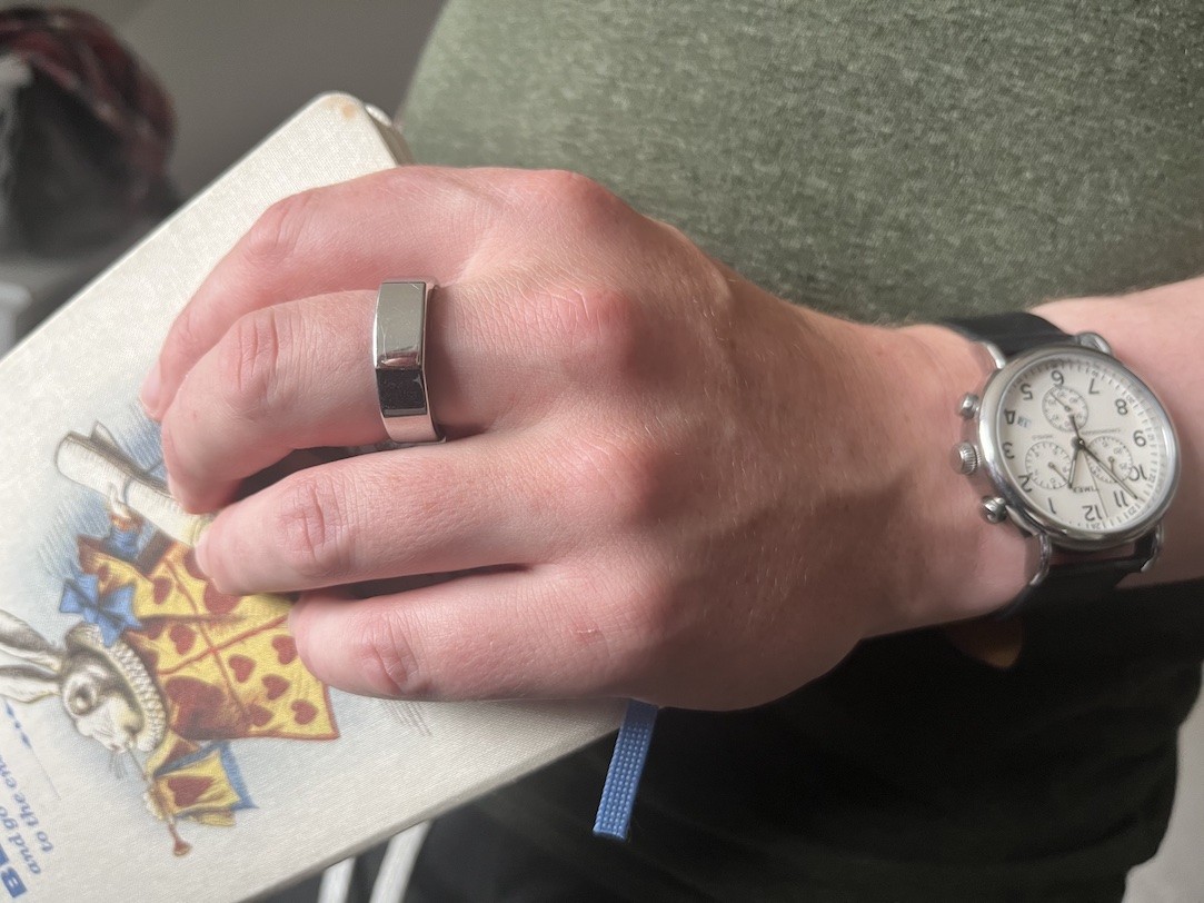 A man wearing a silver Oura ring