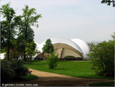 amphitheatre within the park of philippsruhe is a great place to attend the Brüder Grimm Festspiele