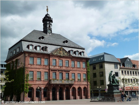 New Town Hall and Brothers Grimm monument in Hanau