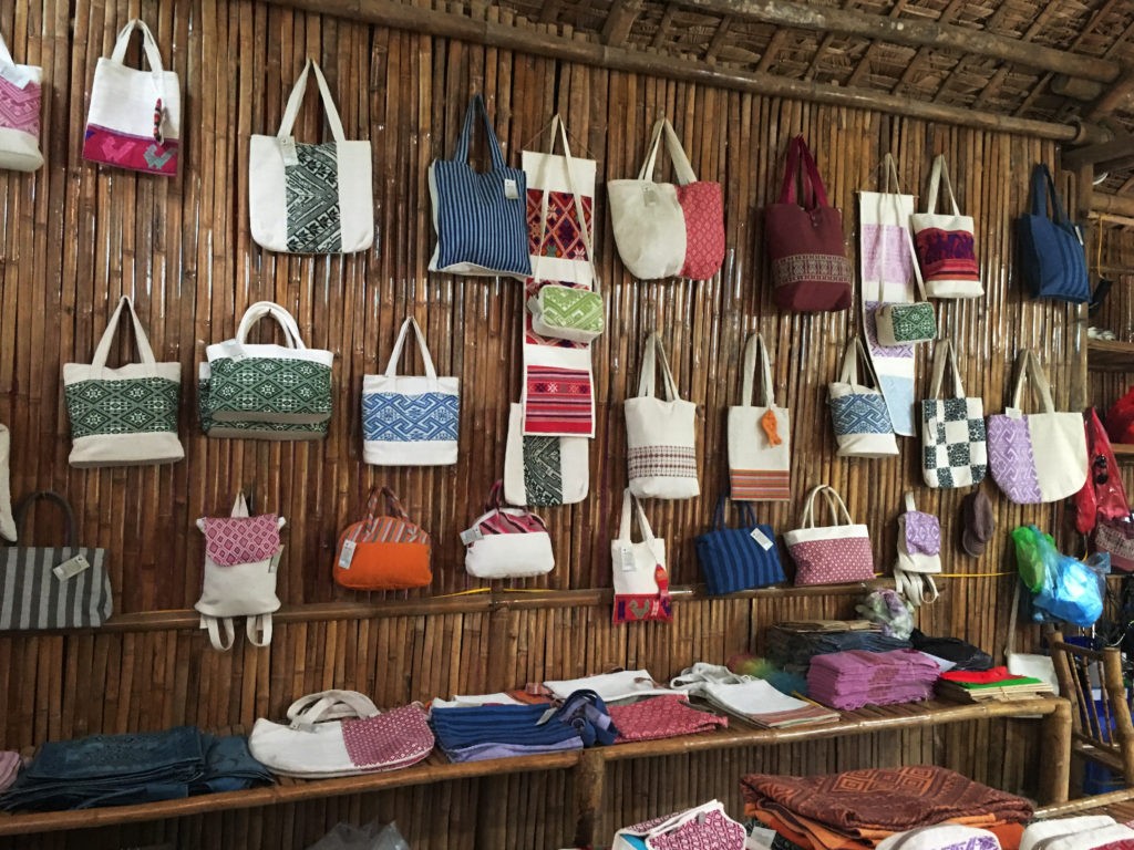 Handmade Souvenirs Shop next to Hoa Ban Homestay