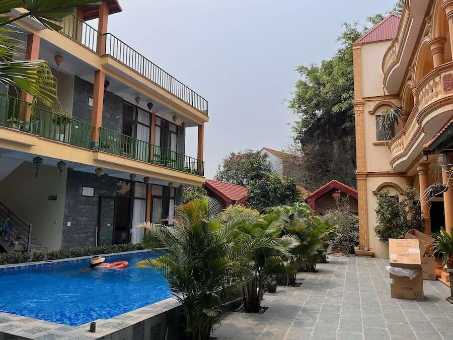 Tam Coc Mountain Lake Homestay provides a family-friendly environment and a convenient location