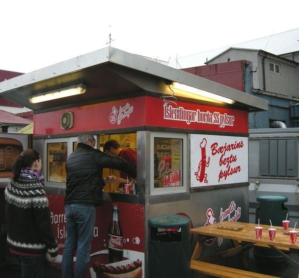 Bæjarins Beztu Pylsur, Reykjavik's most famous hot dog stand. Photo: Wikimedia Commons.
