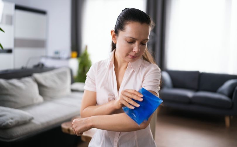 Different types of ice packs including gel packs and dry ice