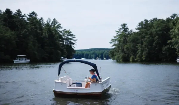 Pontoon boat on Lake Winnipesaukee for family fun