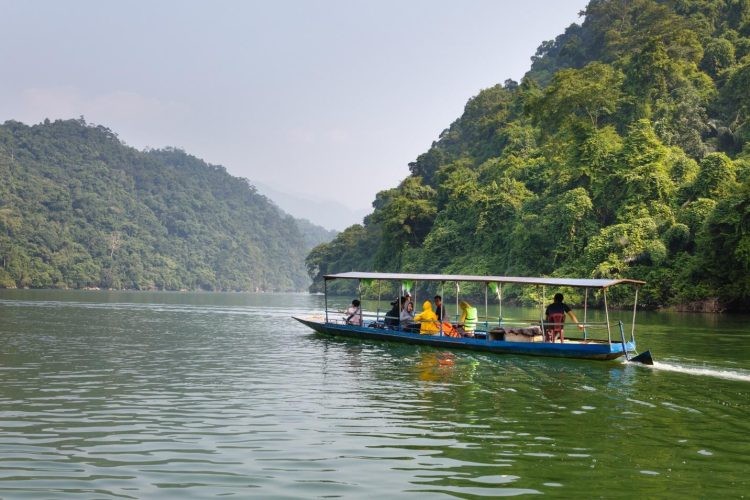Boat trip on Ba Be Lake