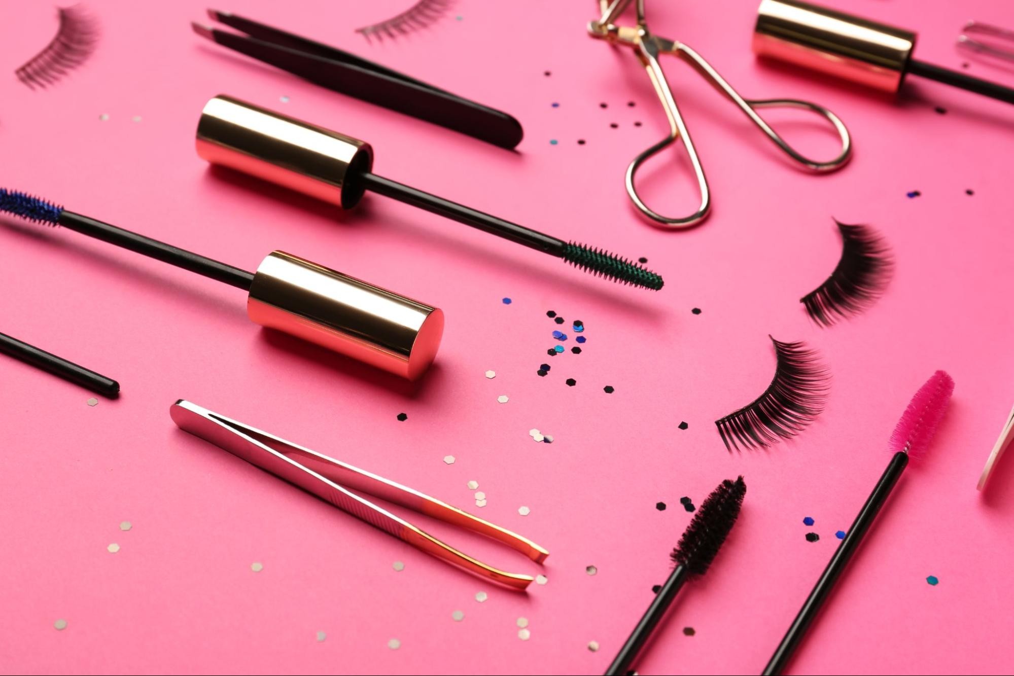 Travel kit with tweezers