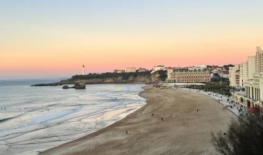 Sunset over the Grande Plage with beautiful pink colors, showcasing the vibrant atmosphere and stunning scenery of this iconic Biarritz beach.