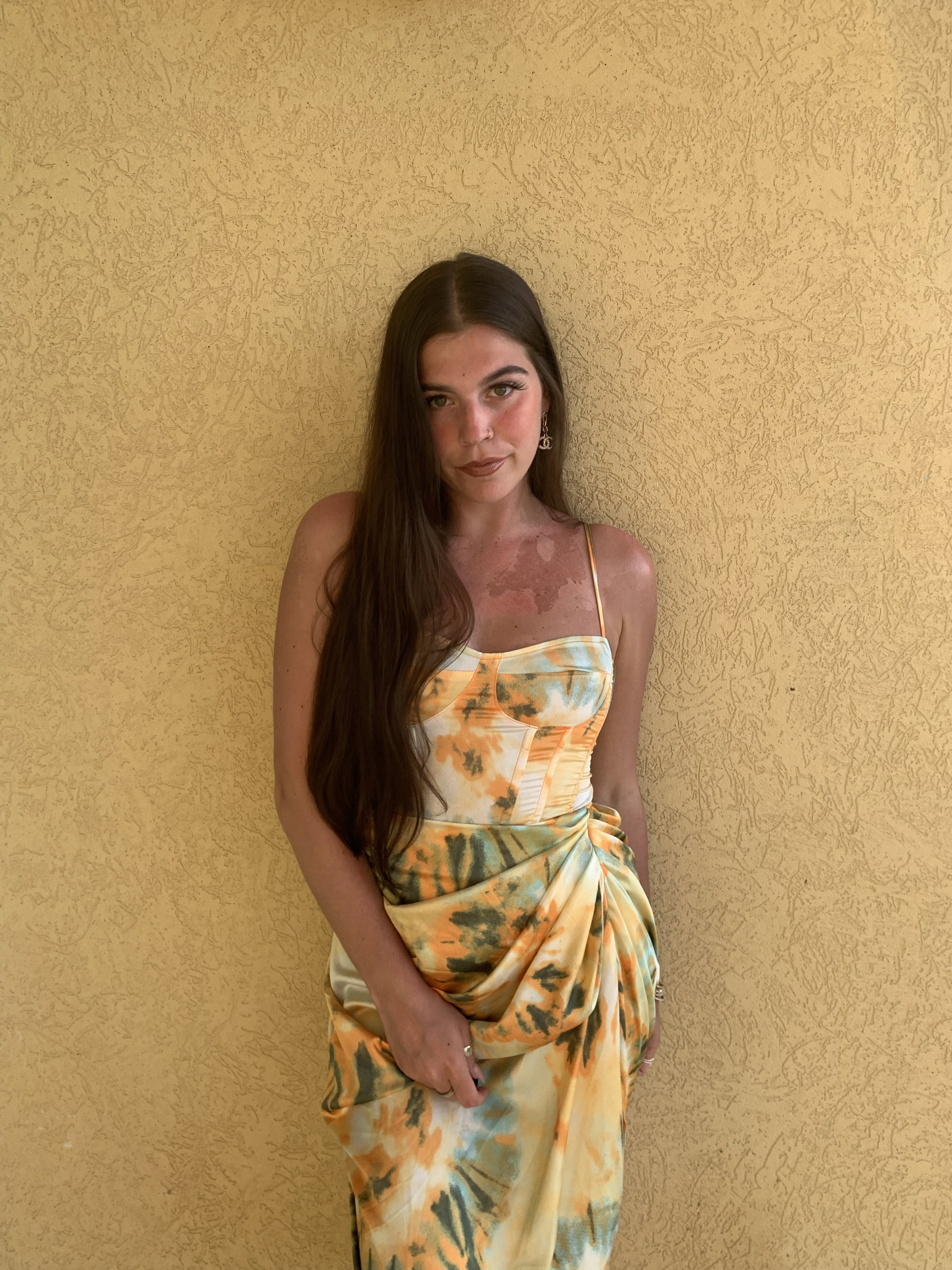posing in front of the ocean in aruba with sunburn
