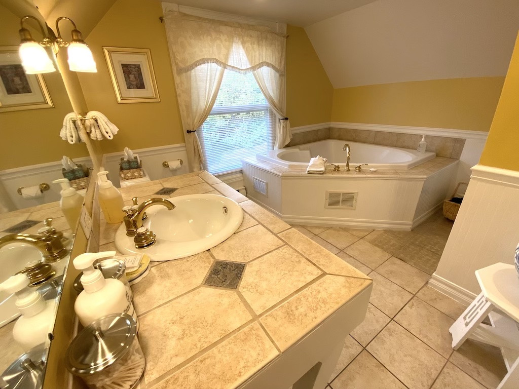 Tucker House Inn Bathroom