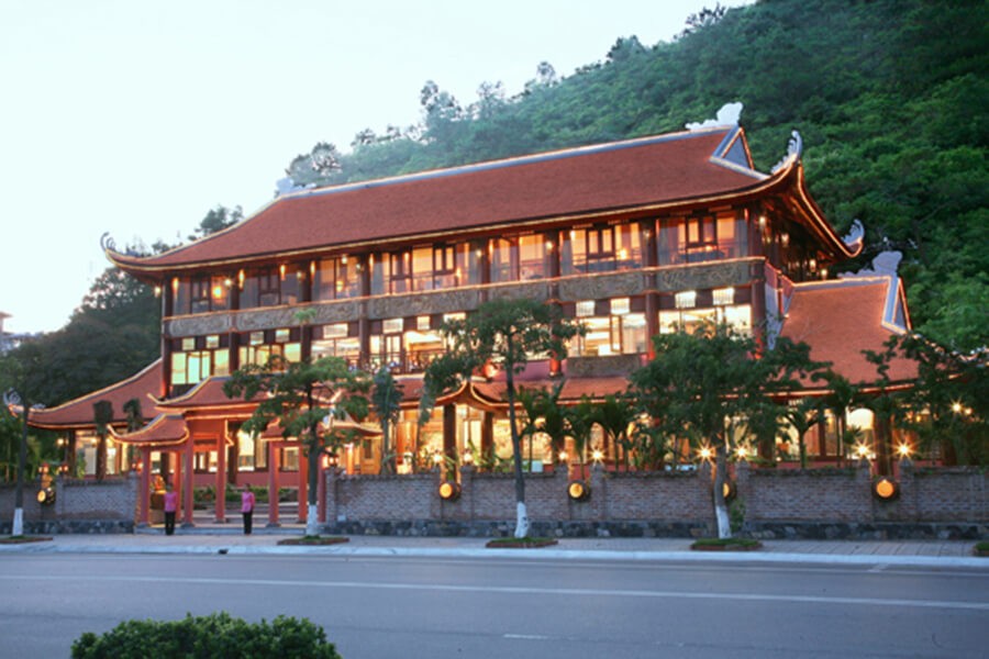Kim Hang Restaurant in Ha Long Bay features a unique vintage design and high-quality seafood