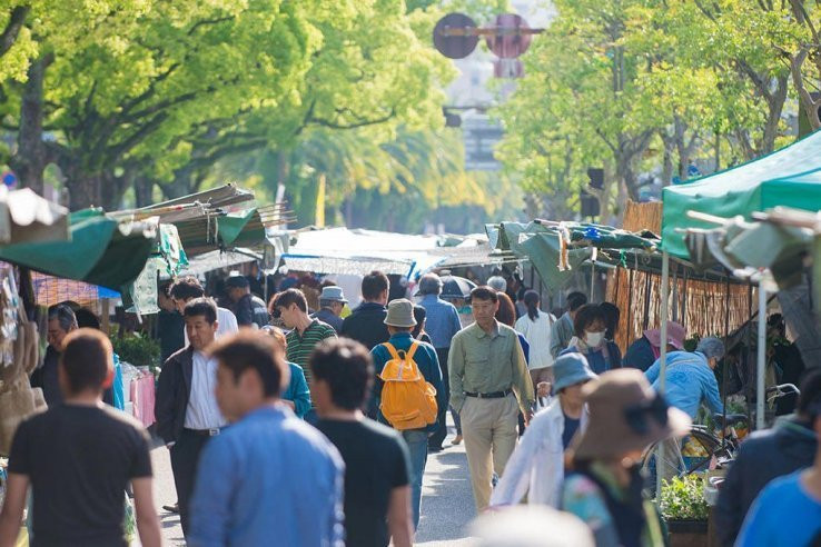 The Sunday Market is an open-air market along the downtown streets of Kochi that has continued for more than 300 years since the Edo period