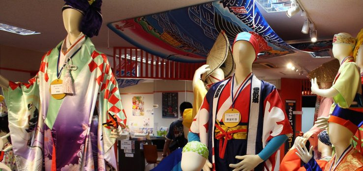 Sample the atmosphere of the Yosakoi Festival at the Kochi Yosakoi Information Exchange Center open year-round