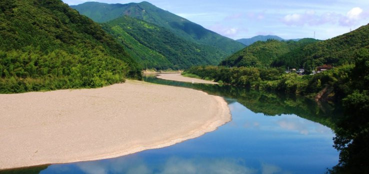 The Shimanto River is the longest river in Shikoku at 196 km and is known as “Japan’s last remaining unobstructed stream” with no dams or blockage throughout
