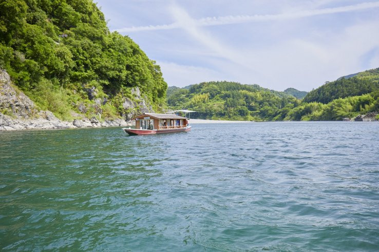 Known for the Niyodo Blue, a mysterious cobalt blue color born from the crystal clear streams, the water is transparent all the way to the riverbed below