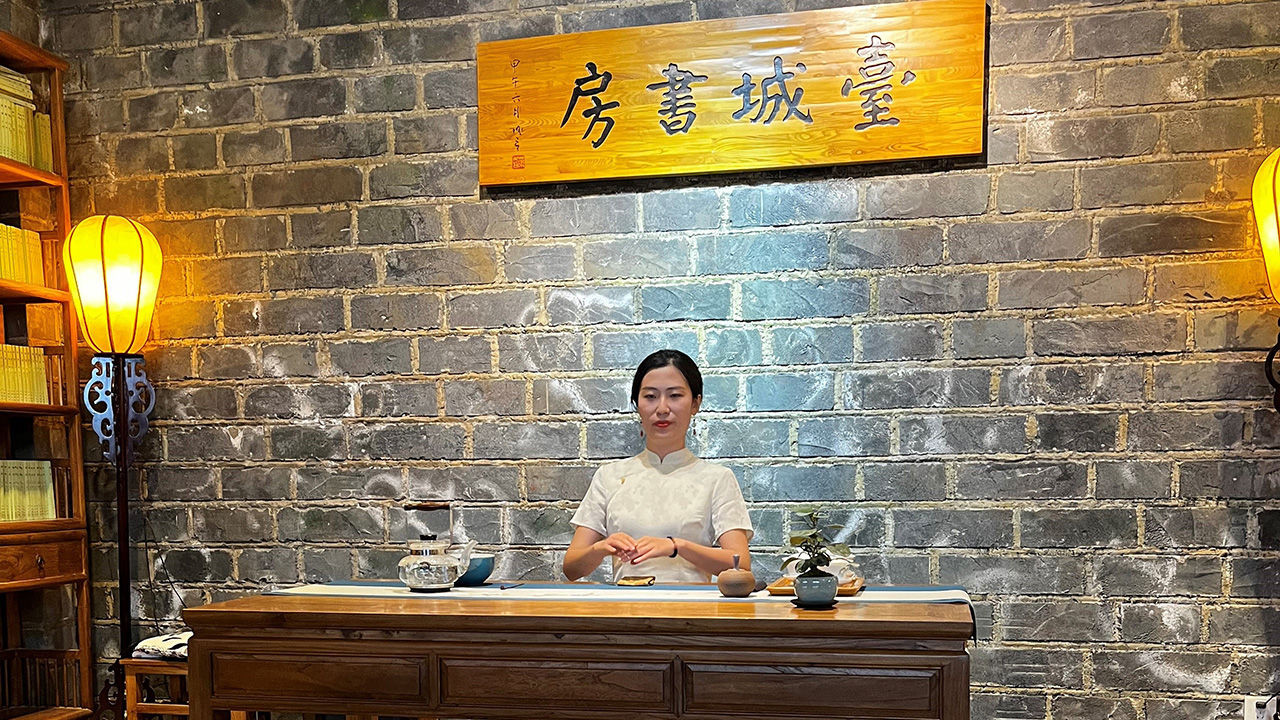 Lao Cui Teahouse is built right into Nanjing