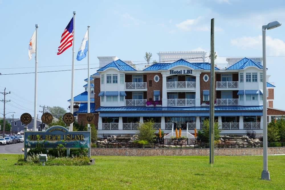 Sandy beaches of Long Beach Island, New Jersey, ideal for a summer beach vacation with SIXT.VN's family-friendly travel options