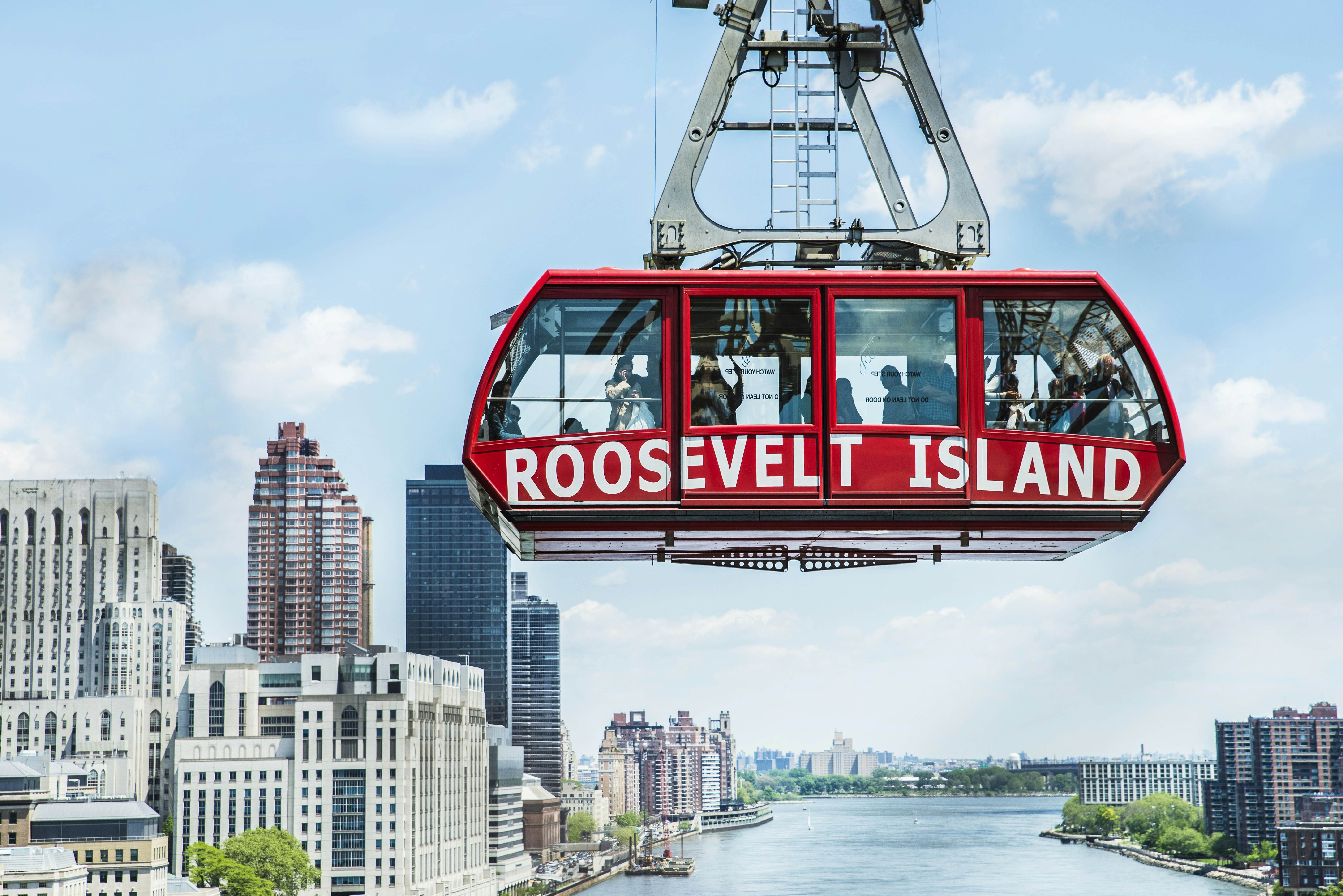 Roosevelt Island Tram over the East River
