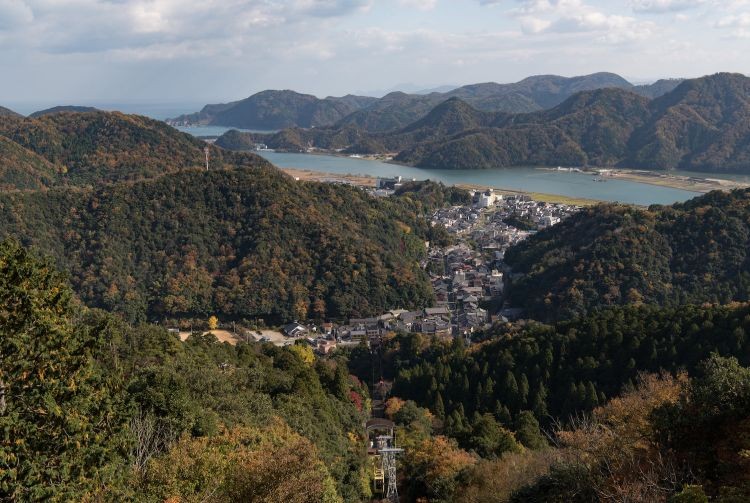 The town of Kinosaki receives regular snowfall and is very pretty during this season, as the river area is lined with fresh snow